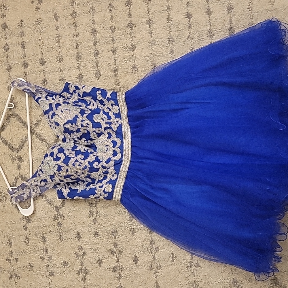 Dancing Queen formal dress. Worn for 8th grade banquet. Medium. Stunning.